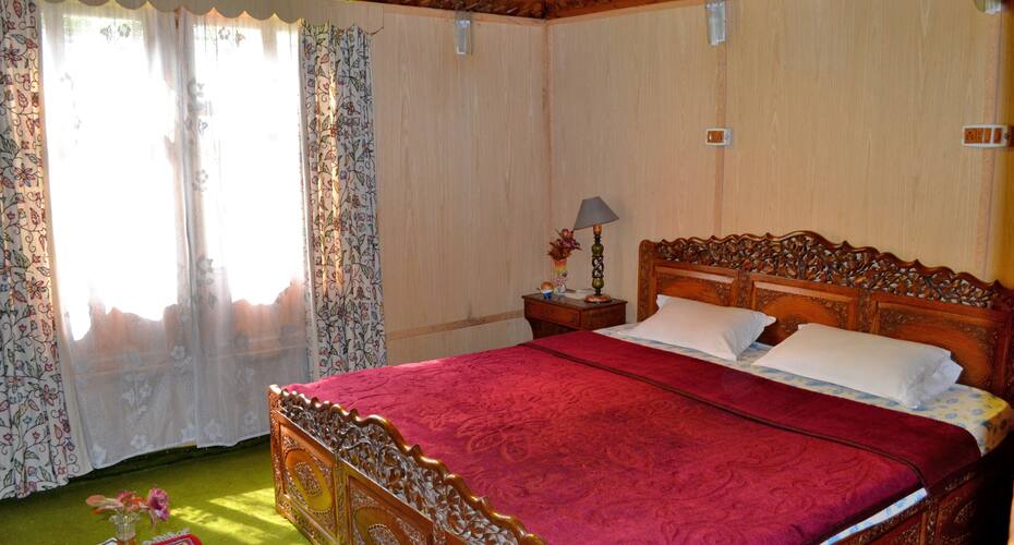 Golden Bell Houseboat, Srinagar 3